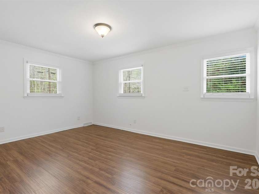 6017 Caroline Drive, Matthews, NC 28104.  MLS# CAR4361117, YatesRealty ID 18687. 