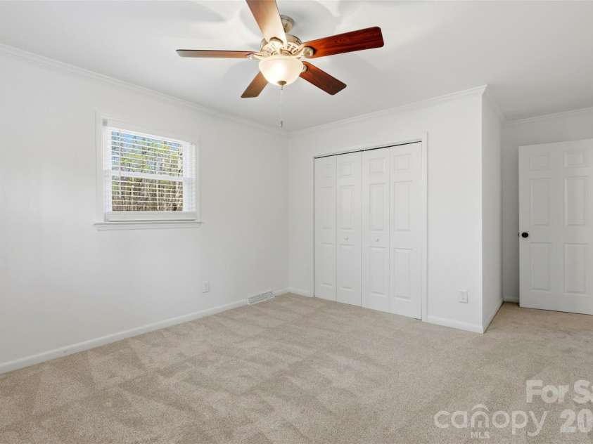 6017 Caroline Drive, Matthews, NC 28104.  MLS# CAR4361117, YatesRealty ID 18687. 