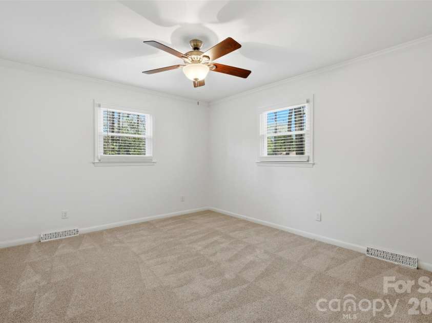 6017 Caroline Drive, Matthews, NC 28104.  MLS# CAR4361117, YatesRealty ID 18687. 