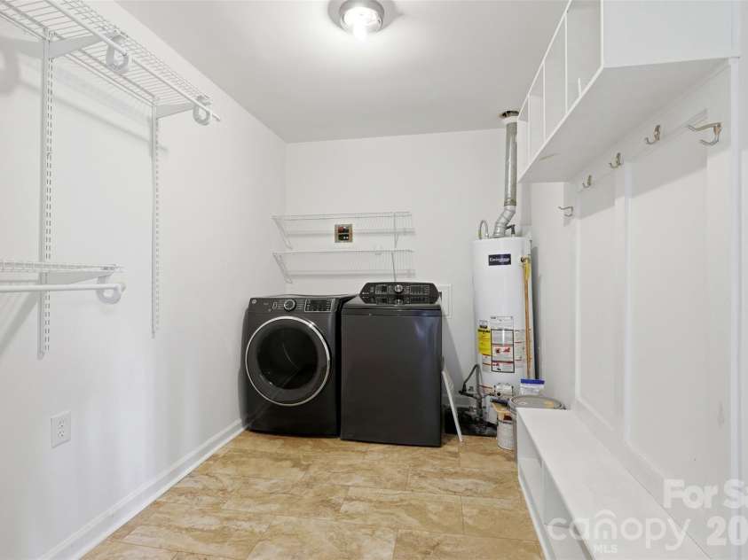 6017 Caroline Drive, Matthews, NC 28104.  MLS# CAR4361117, YatesRealty ID 18687. 