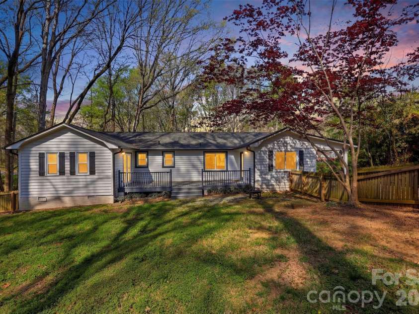 6017 Caroline Drive, Matthews, NC 28104.  MLS# CAR4361117, YatesRealty ID 18687. 