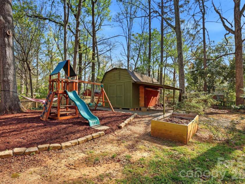 6017 Caroline Drive, Matthews, NC 28104.  MLS# CAR4361117, YatesRealty ID 18687. 
