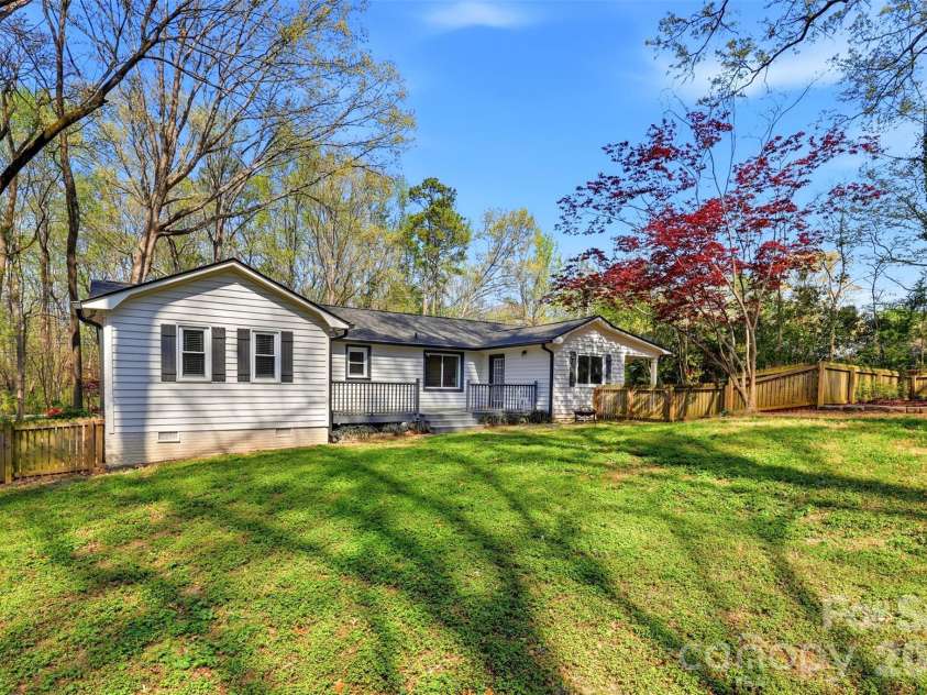 6017 Caroline Drive, Matthews, NC 28104.  MLS# CAR4361117, YatesRealty ID 18687. 