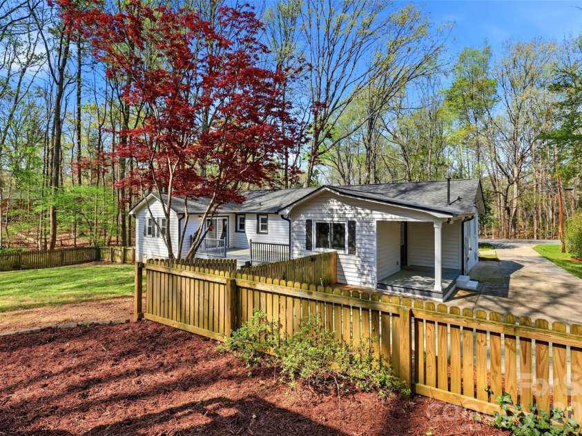 6017 Caroline Drive, Matthews, NC 28104.  MLS# CAR4361117, YatesRealty ID 18687. 