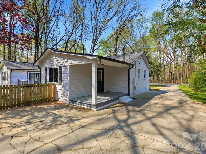 6017 Caroline Drive, Matthews, NC 28104.  MLS# CAR4361117, YatesRealty ID 18687. 