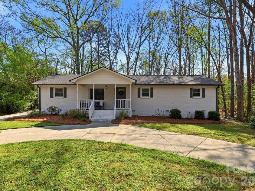6017 Caroline Drive, Matthews, NC 28104.  MLS# CAR4361117, YatesRealty ID 18687. 