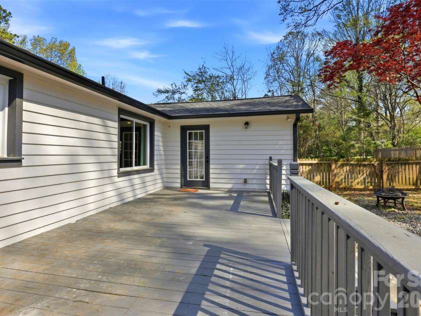 6017 Caroline Drive, Matthews, NC 28104.  MLS# CAR4361117, YatesRealty ID 18687. 