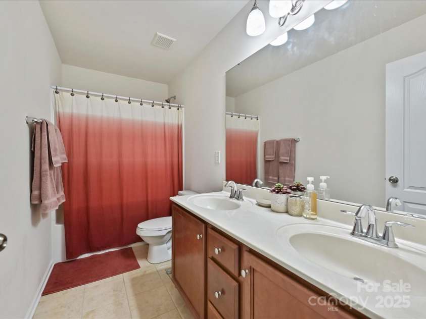 11621 Red Knoll Lane, Pineville, NC 28134.  MLS# CAR4238844, YatesRealty ID 18689. 3rd full bath upstairs has dual sink vanity