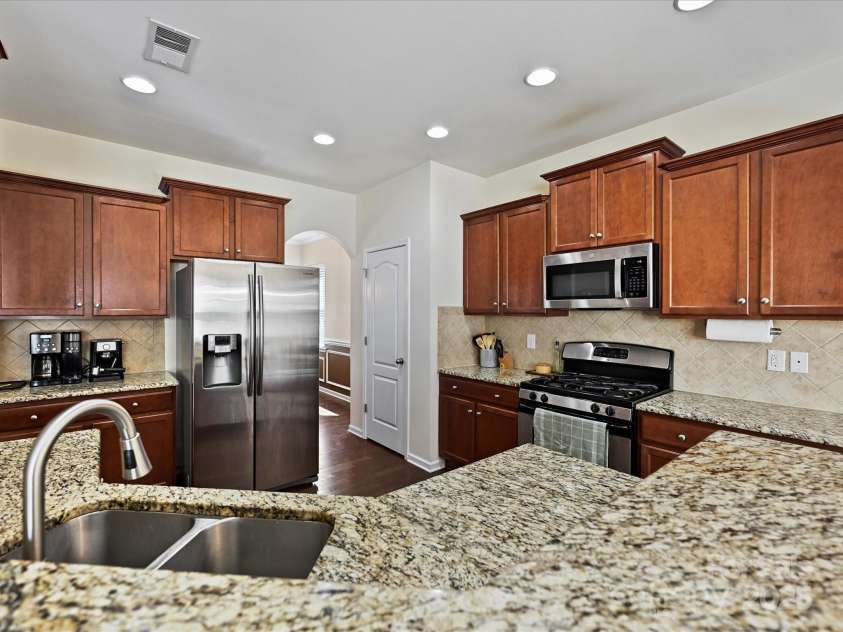 11621 Red Knoll Lane, Pineville, NC 28134.  MLS# CAR4238844, YatesRealty ID 18689. Granite countertops