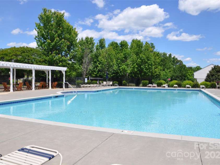 11621 Red Knoll Lane, Pineville, NC 28134.  MLS# CAR4238844, YatesRealty ID 18689. Neighborhood pool