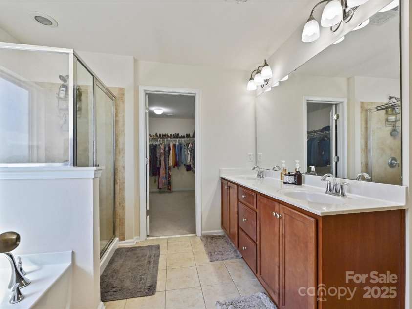 11621 Red Knoll Lane, Pineville, NC 28134.  MLS# CAR4238844, YatesRealty ID 18689. Primary Bedroom en-suite bath