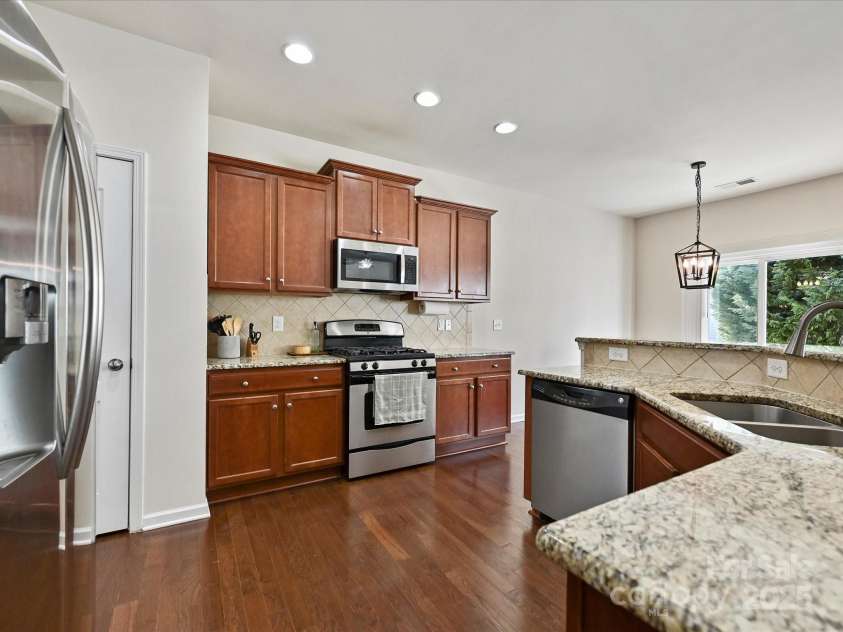 11621 Red Knoll Lane, Pineville, NC 28134.  MLS# CAR4238844, YatesRealty ID 18689. Stainless steel appliances