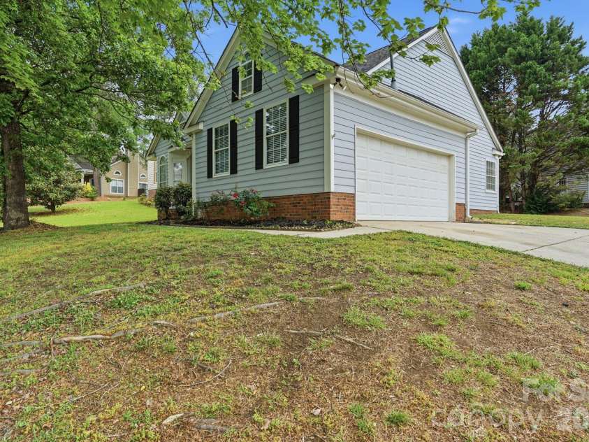 7200 Daerwood Place, Charlotte, NC 28215.  MLS# CAR4376205, YatesRealty ID 18689. 