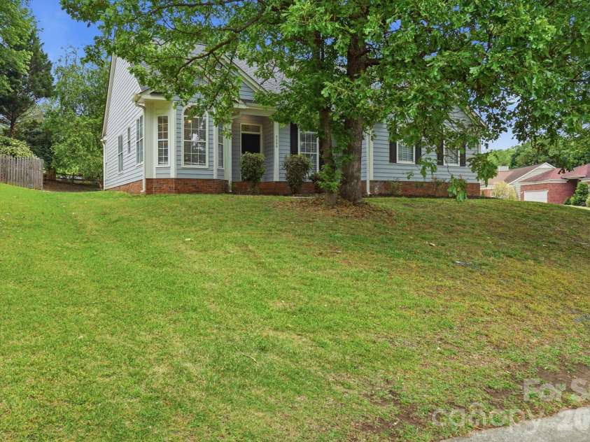 7200 Daerwood Place, Charlotte, NC 28215.  MLS# CAR4376205, YatesRealty ID 18689. 