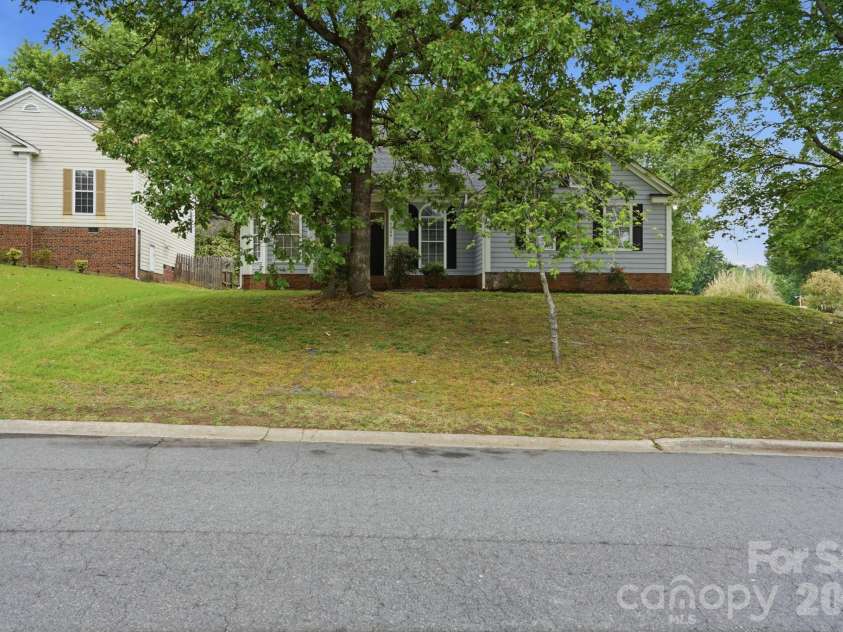 7200 Daerwood Place, Charlotte, NC 28215.  MLS# CAR4376205, YatesRealty ID 18689. 