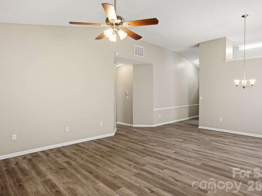 7200 Daerwood Place, Charlotte, NC 28215.  MLS# CAR4376205, YatesRealty ID 18689. 