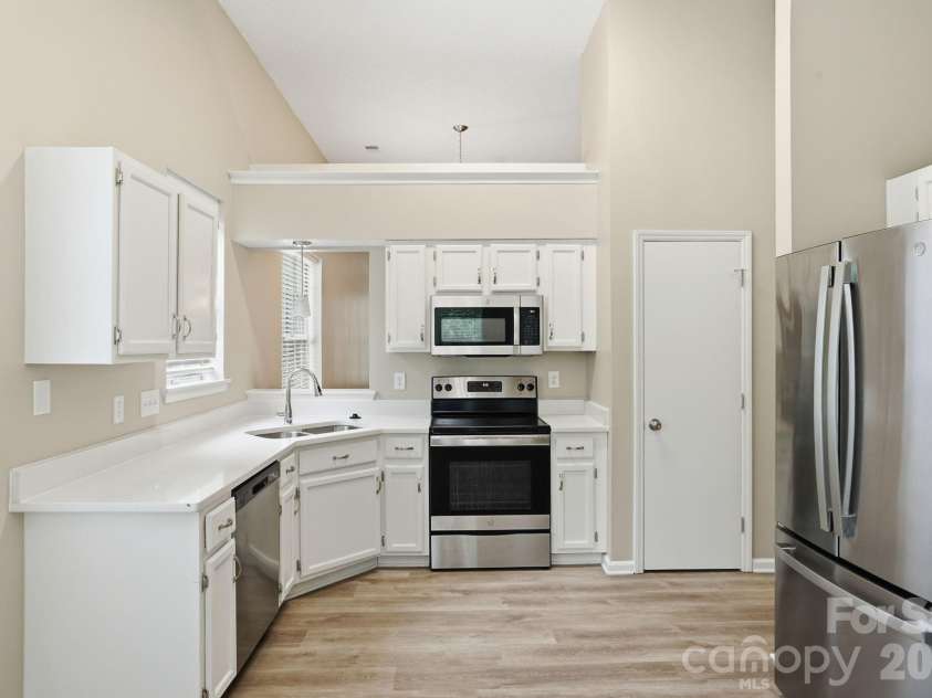 7200 Daerwood Place, Charlotte, NC 28215.  MLS# CAR4376205, YatesRealty ID 18689. 