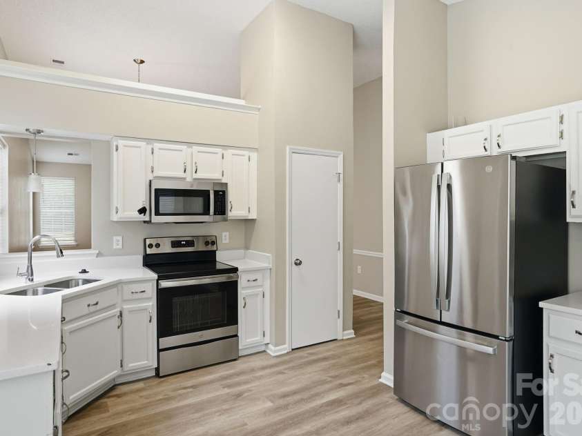 7200 Daerwood Place, Charlotte, NC 28215.  MLS# CAR4376205, YatesRealty ID 18689. 