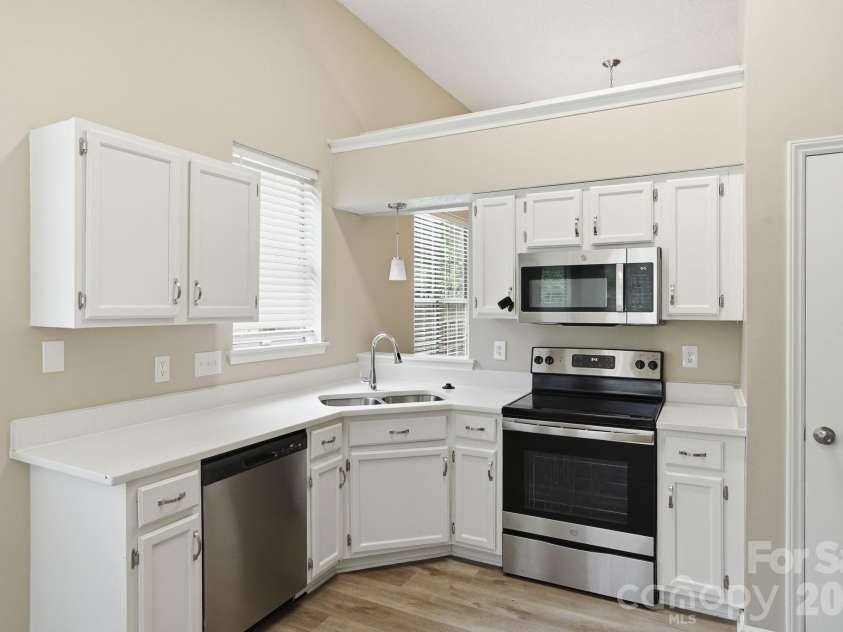 7200 Daerwood Place, Charlotte, NC 28215.  MLS# CAR4376205, YatesRealty ID 18689. 
