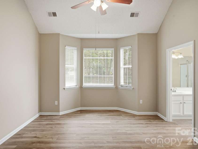 7200 Daerwood Place, Charlotte, NC 28215.  MLS# CAR4376205, YatesRealty ID 18689. 