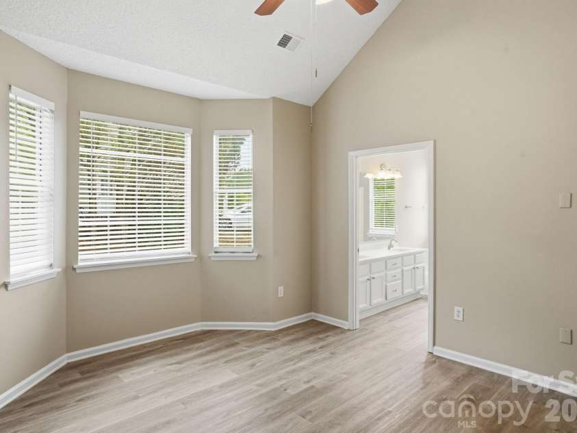 7200 Daerwood Place, Charlotte, NC 28215.  MLS# CAR4376205, YatesRealty ID 18689. 