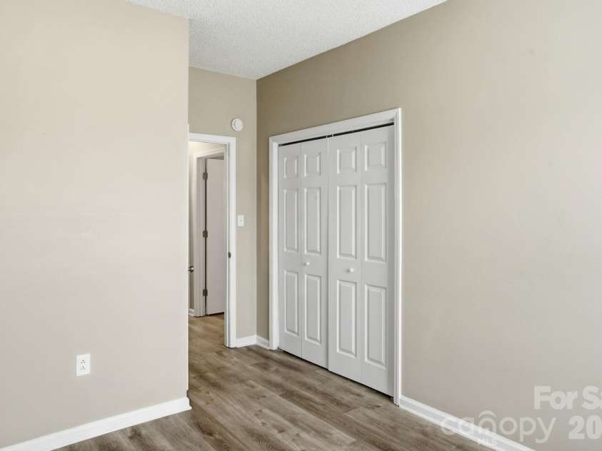 7200 Daerwood Place, Charlotte, NC 28215.  MLS# CAR4376205, YatesRealty ID 18689. 