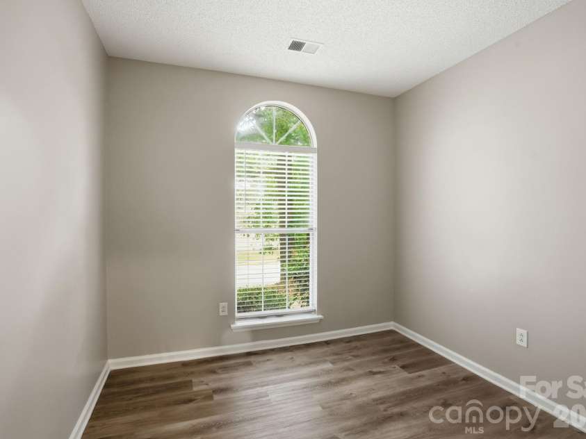 7200 Daerwood Place, Charlotte, NC 28215.  MLS# CAR4376205, YatesRealty ID 18689. 
