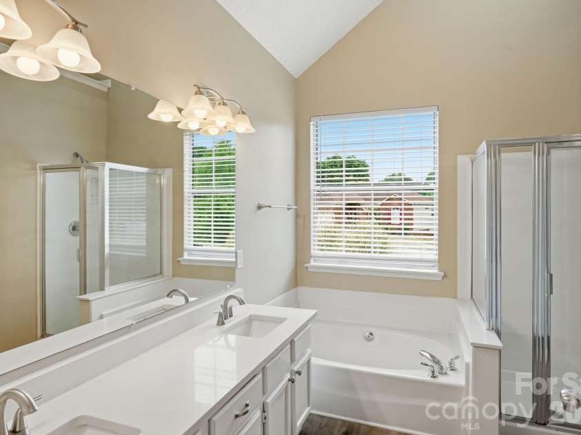 7200 Daerwood Place, Charlotte, NC 28215.  MLS# CAR4376205, YatesRealty ID 18689. 
