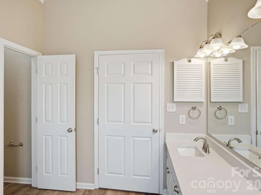 7200 Daerwood Place, Charlotte, NC 28215.  MLS# CAR4376205, YatesRealty ID 18689. 