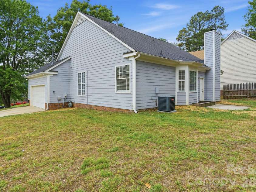 7200 Daerwood Place, Charlotte, NC 28215.  MLS# CAR4376205, YatesRealty ID 18689. 