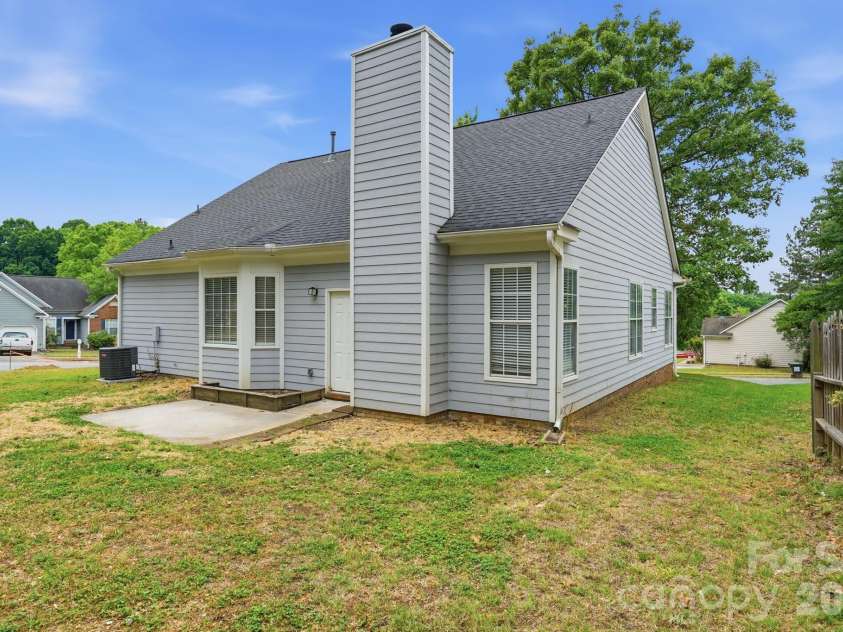 7200 Daerwood Place, Charlotte, NC 28215.  MLS# CAR4376205, YatesRealty ID 18689. 