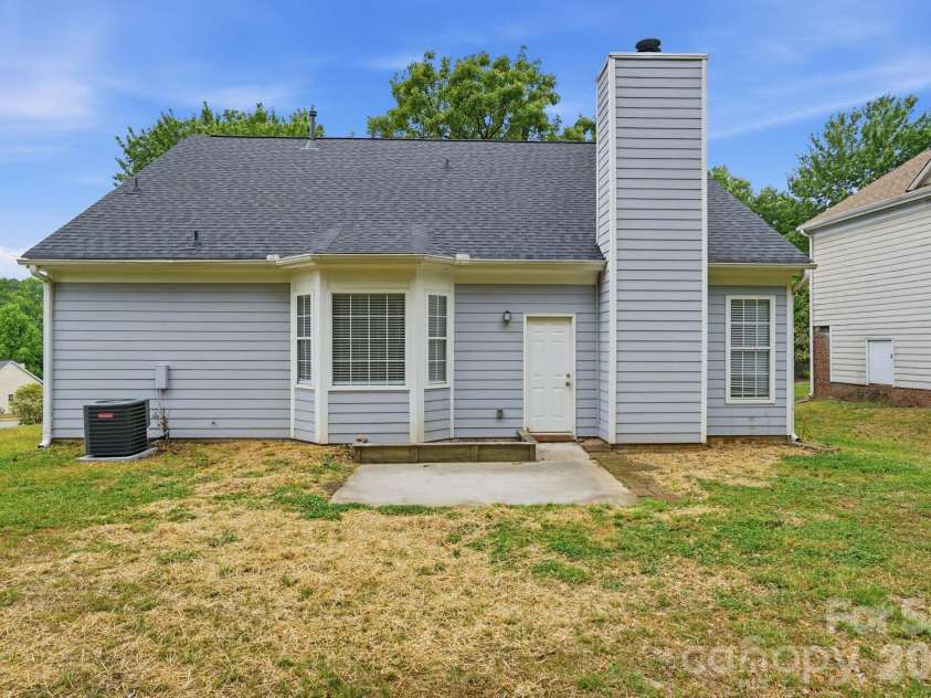 7200 Daerwood Place, Charlotte, NC 28215.  MLS# CAR4376205, YatesRealty ID 18689. 