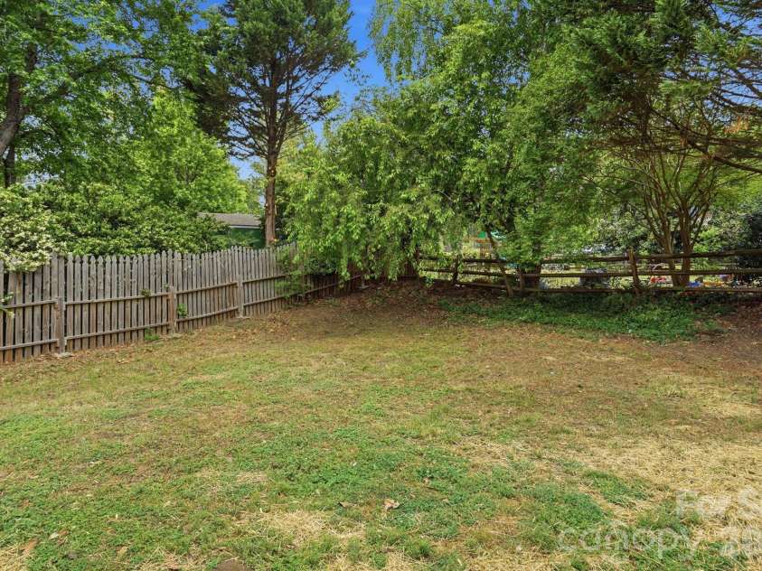 7200 Daerwood Place, Charlotte, NC 28215.  MLS# CAR4376205, YatesRealty ID 18689. 