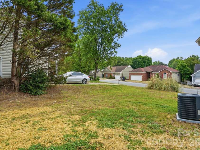 7200 Daerwood Place, Charlotte, NC 28215.  MLS# CAR4376205, YatesRealty ID 18689. 