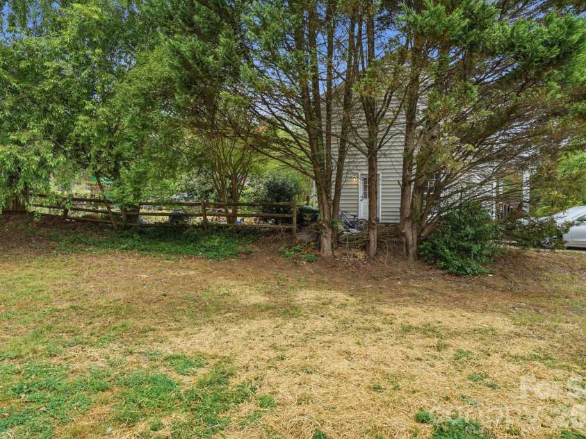 7200 Daerwood Place, Charlotte, NC 28215.  MLS# CAR4376205, YatesRealty ID 18689. 