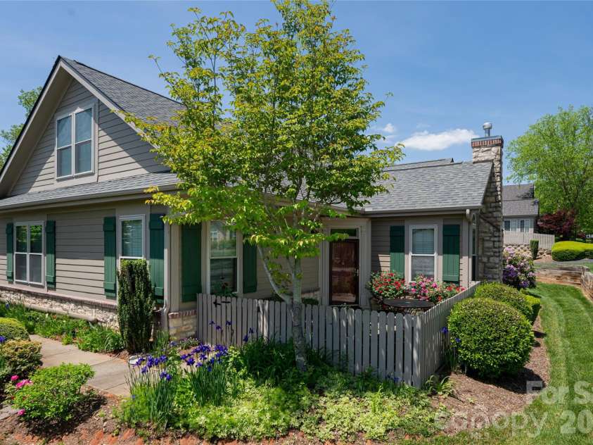 55 Outlook Circle, Swannanoa, NC 28778.  MLS# CAR4346540, YatesRealty ID 1869. 