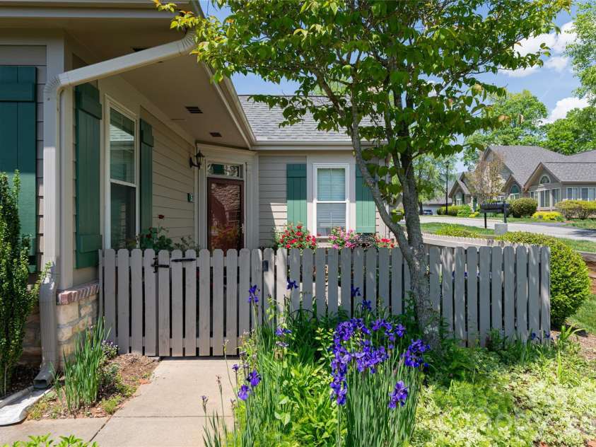 55 Outlook Circle, Swannanoa, NC 28778.  MLS# CAR4346540, YatesRealty ID 1869. 