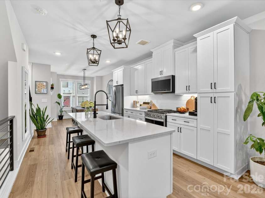 2024 Terwilliger Terrace, Charlotte, NC 28203.  MLS# CAR4354818, YatesRealty ID 18690. Main Level Kitchen