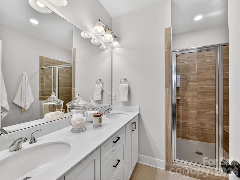 2024 Terwilliger Terrace, Charlotte, NC 28203.  MLS# CAR4354818, YatesRealty ID 18690. Primary Bathroom