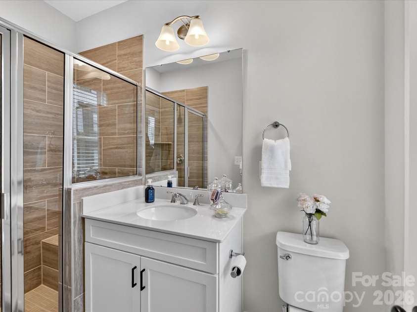 2024 Terwilliger Terrace, Charlotte, NC 28203.  MLS# CAR4354818, YatesRealty ID 18690. Upper Full Bath