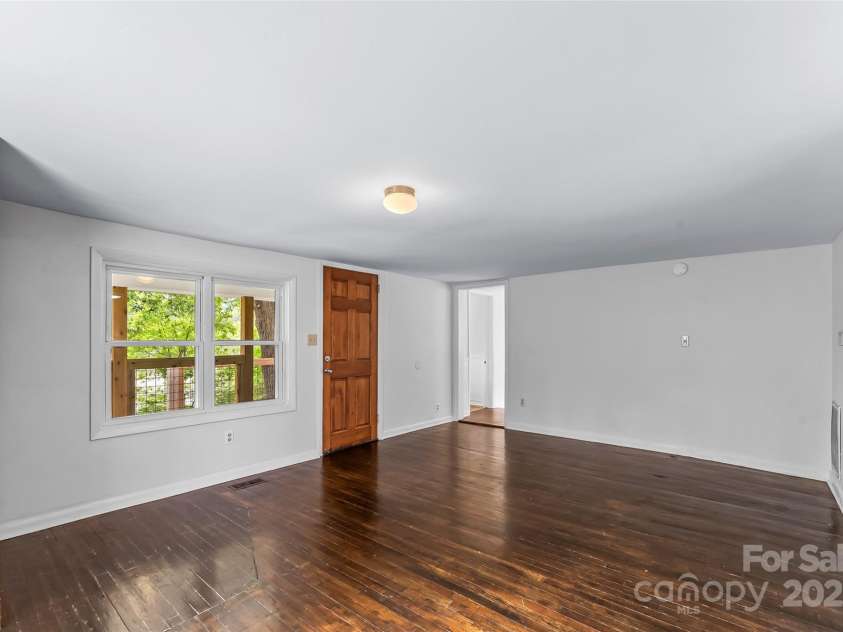 7 Olivewood Drive, Asheville, NC 28805.  MLS# CAR4260130, YatesRealty ID 18690. Living Room