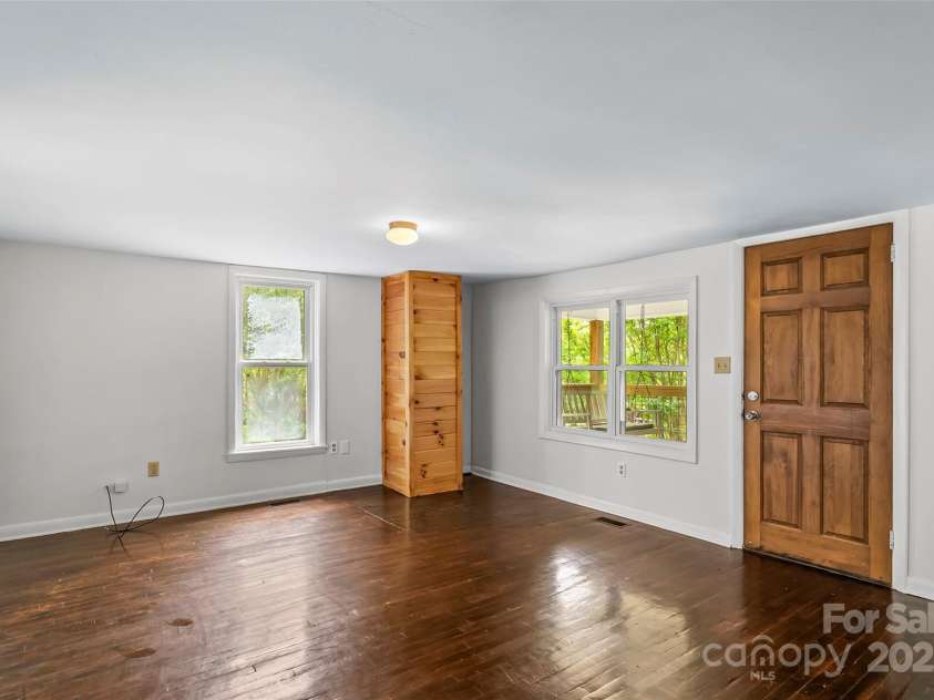 7 Olivewood Drive, Asheville, NC 28805.  MLS# CAR4260130, YatesRealty ID 18690. Living Room