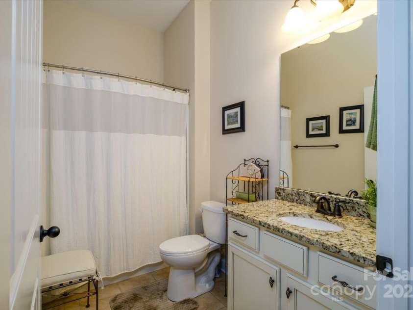 8818 Artesa mill Lane, Charlotte, NC 28214.  MLS# CAR4258220, YatesRealty ID 18692. Bathroom