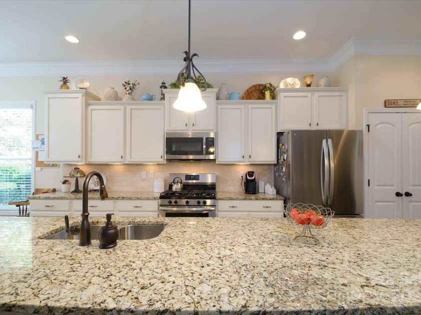 8818 Artesa mill Lane, Charlotte, NC 28214.  MLS# CAR4258220, YatesRealty ID 18692. Kithcen