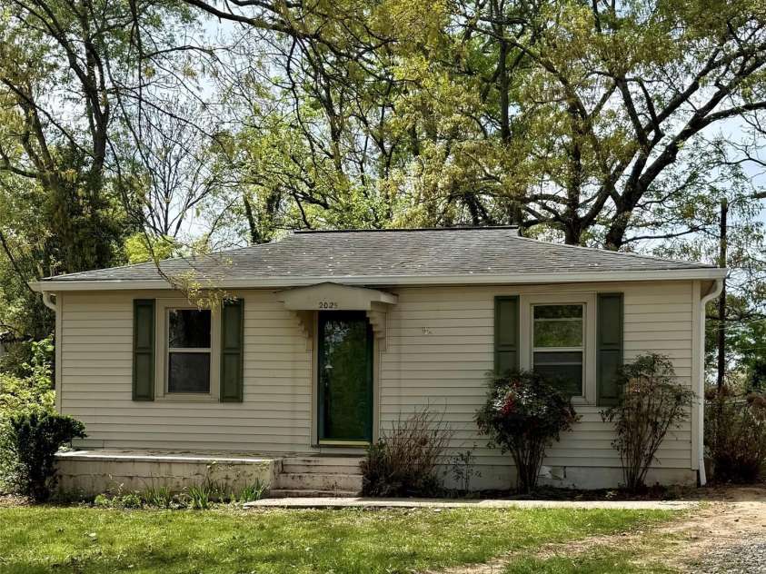 2025 28th Street, Hickory, NC 28601.  MLS# CAR4366195, YatesRealty ID 18693. 
