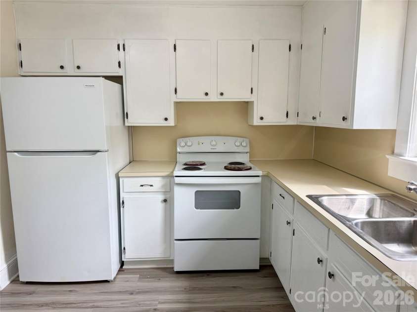 2025 28th Street, Hickory, NC 28601.  MLS# CAR4366195, YatesRealty ID 18693. 