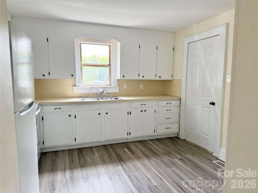 2025 28th Street, Hickory, NC 28601.  MLS# CAR4366195, YatesRealty ID 18693. 