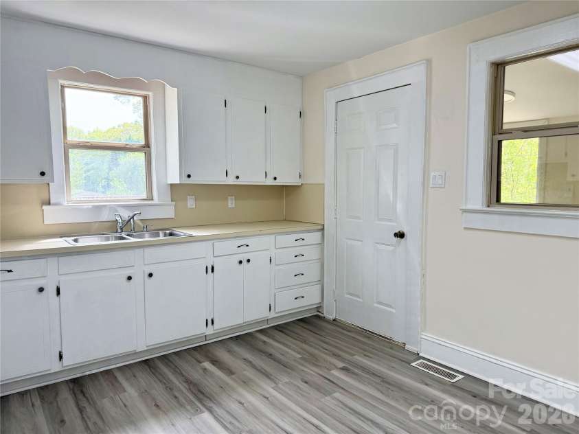 2025 28th Street, Hickory, NC 28601.  MLS# CAR4366195, YatesRealty ID 18693. 
