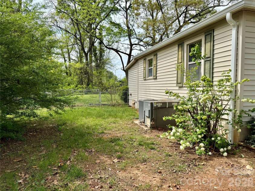 2025 28th Street, Hickory, NC 28601.  MLS# CAR4366195, YatesRealty ID 18693. 