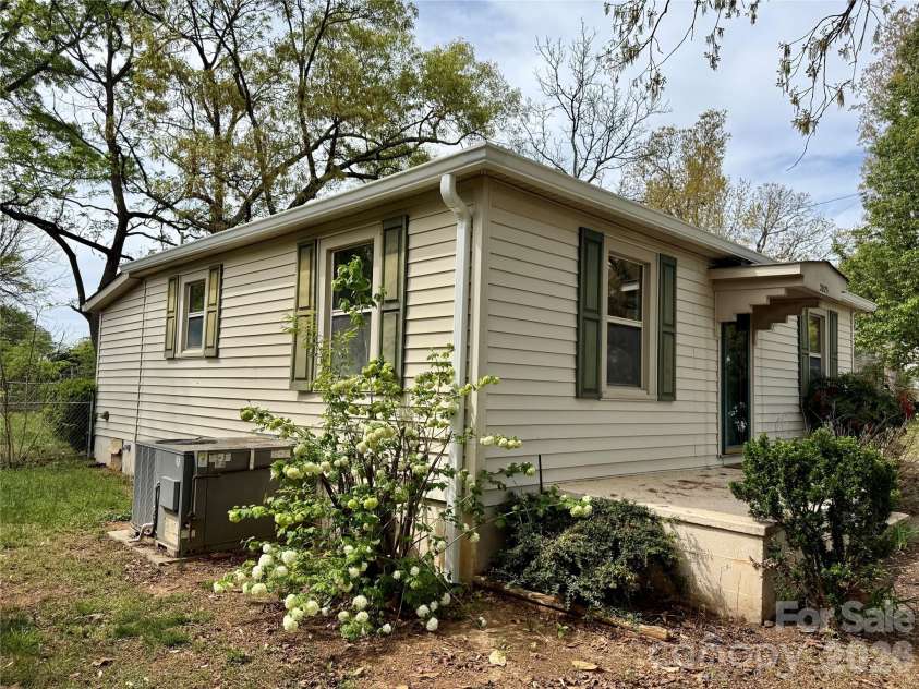 2025 28th Street, Hickory, NC 28601.  MLS# CAR4366195, YatesRealty ID 18693. 